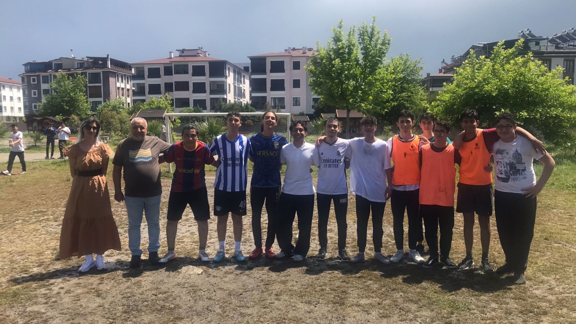 Ülkü-Muharrem Ertaş Anadolu lisesi bahar turnuvası sınıflar arası futbol maçlarıyla başladı.